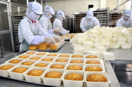 Sản xuất bánh Trung thu tại một doanh nghiệp.